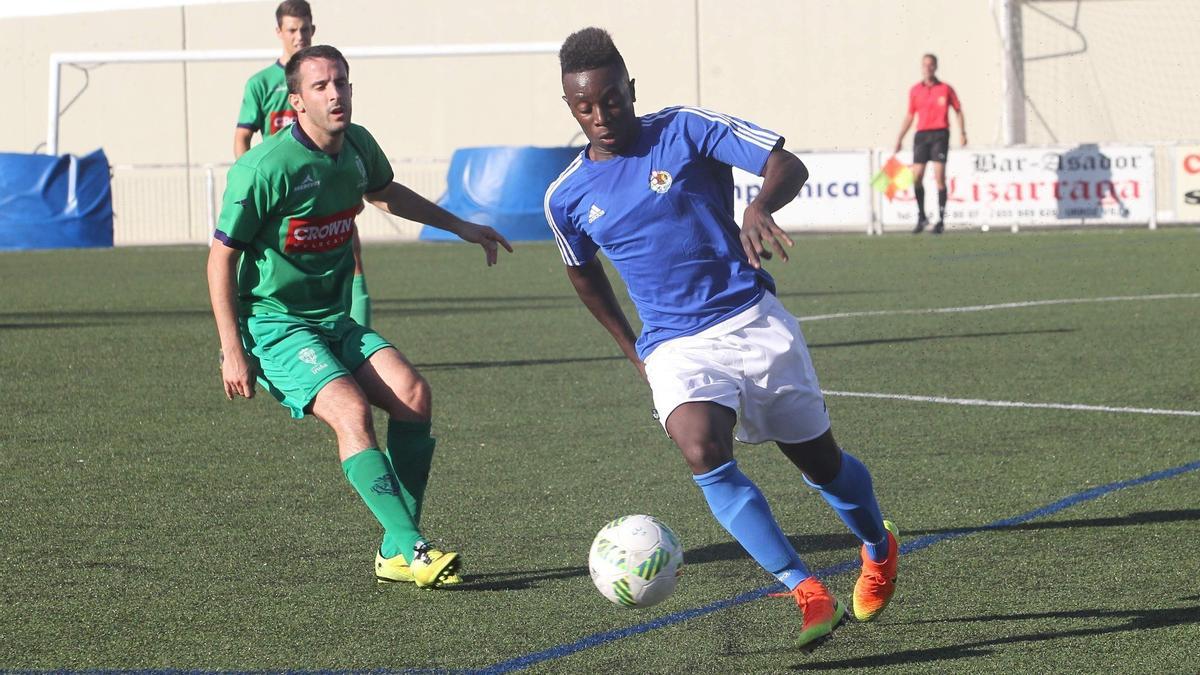 Youssouf Diarrá controla el balón durante el Txantrea-Iruña de agosto de 2016.