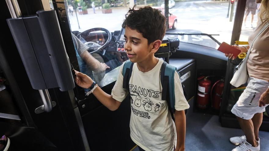 Los menores se suben a la villavesa en Pamplona: al día se registran unos 3.500 viajes con la nueva tarjeta infantil