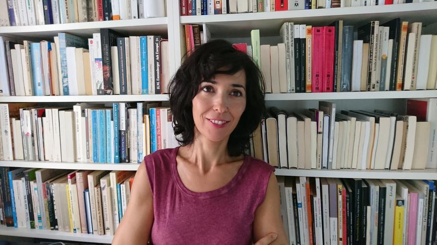 La escritora Edurne Portela participa en un encuentro literario en la UPNA