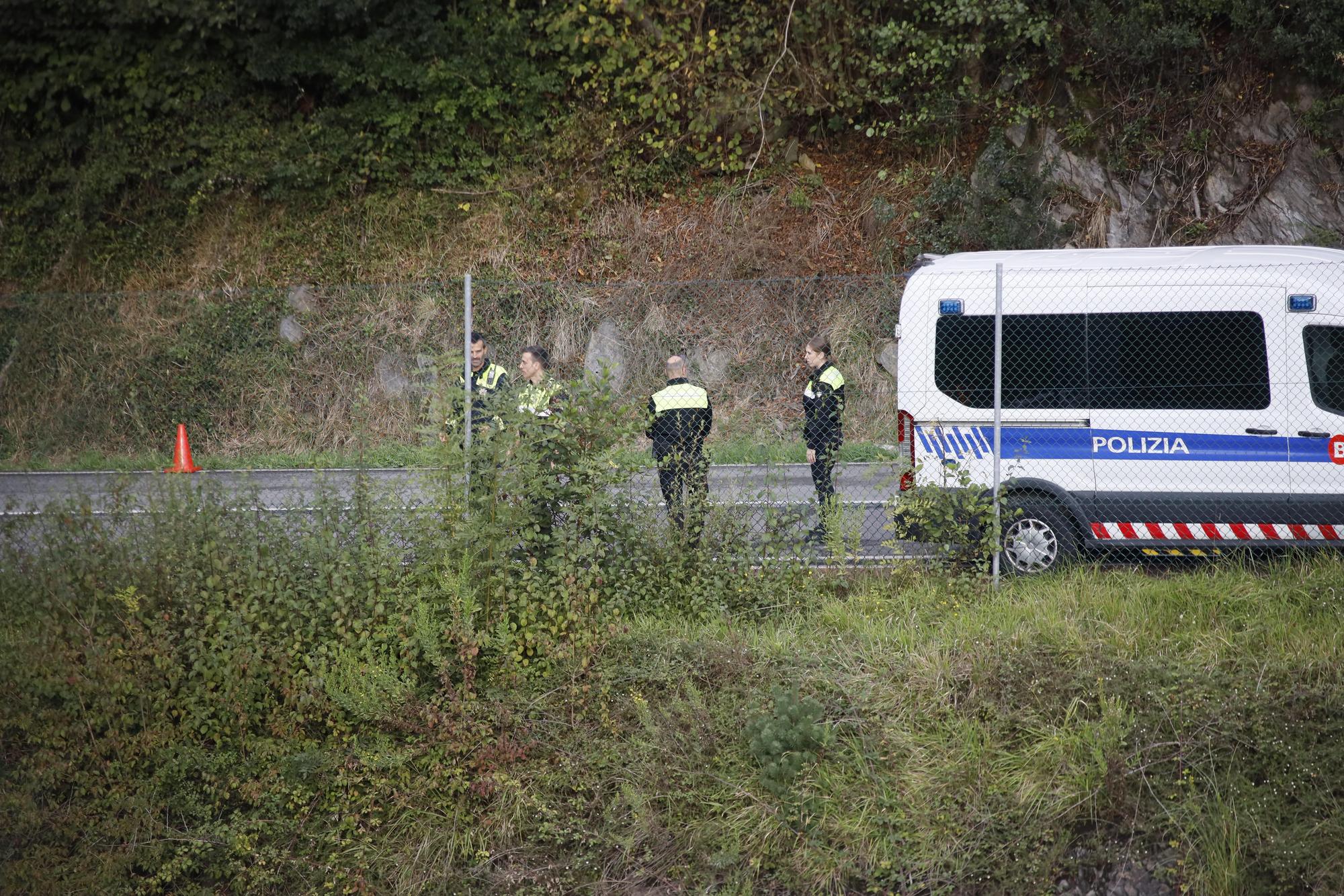 En imágenes: un coche desde la carretera de Arrigorriaga a la A-68