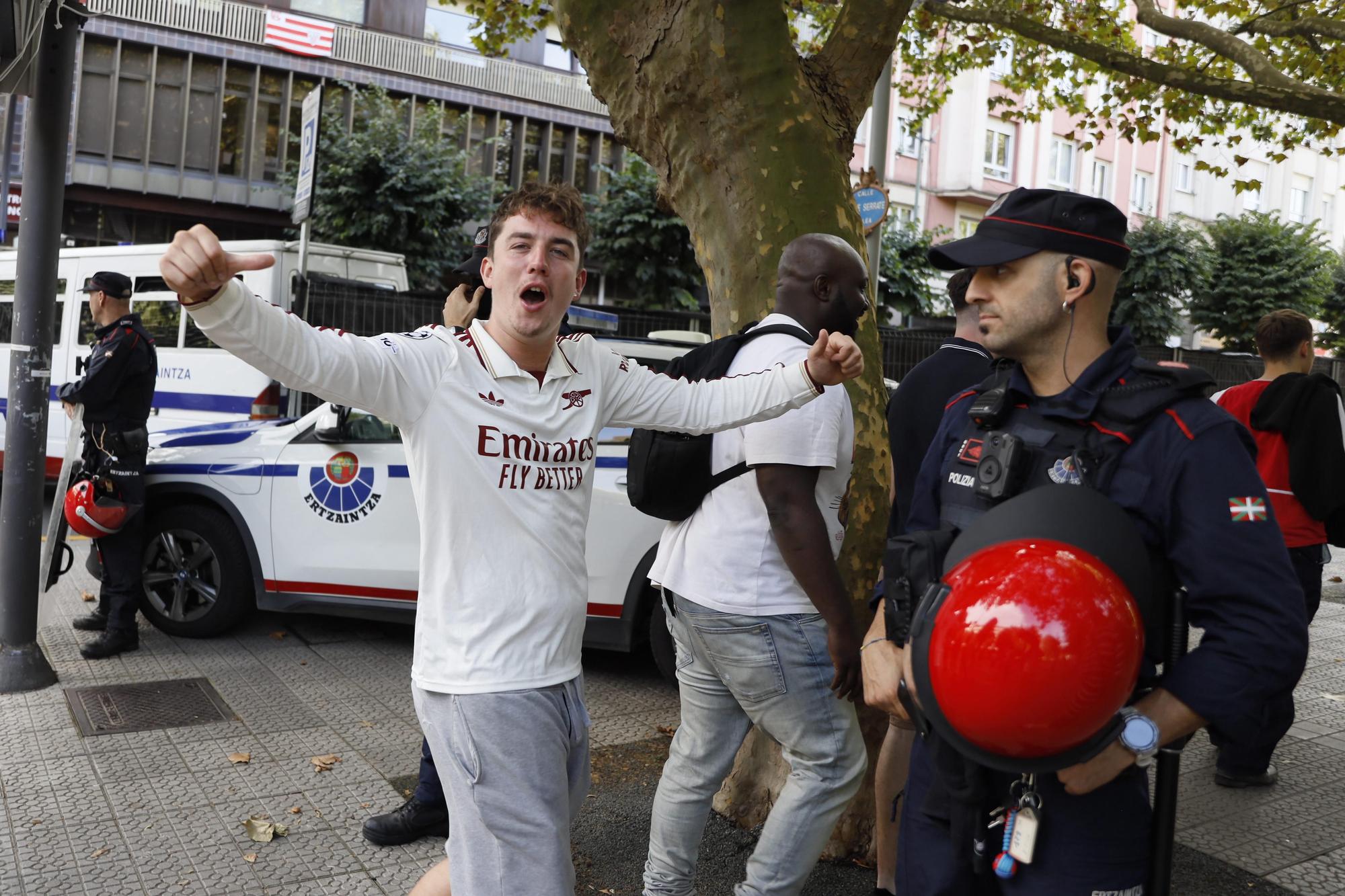 En imágenes: los aficionados del Arsenal y el Athletic calienta motores antes del primer partido de la Champions en San Mamés