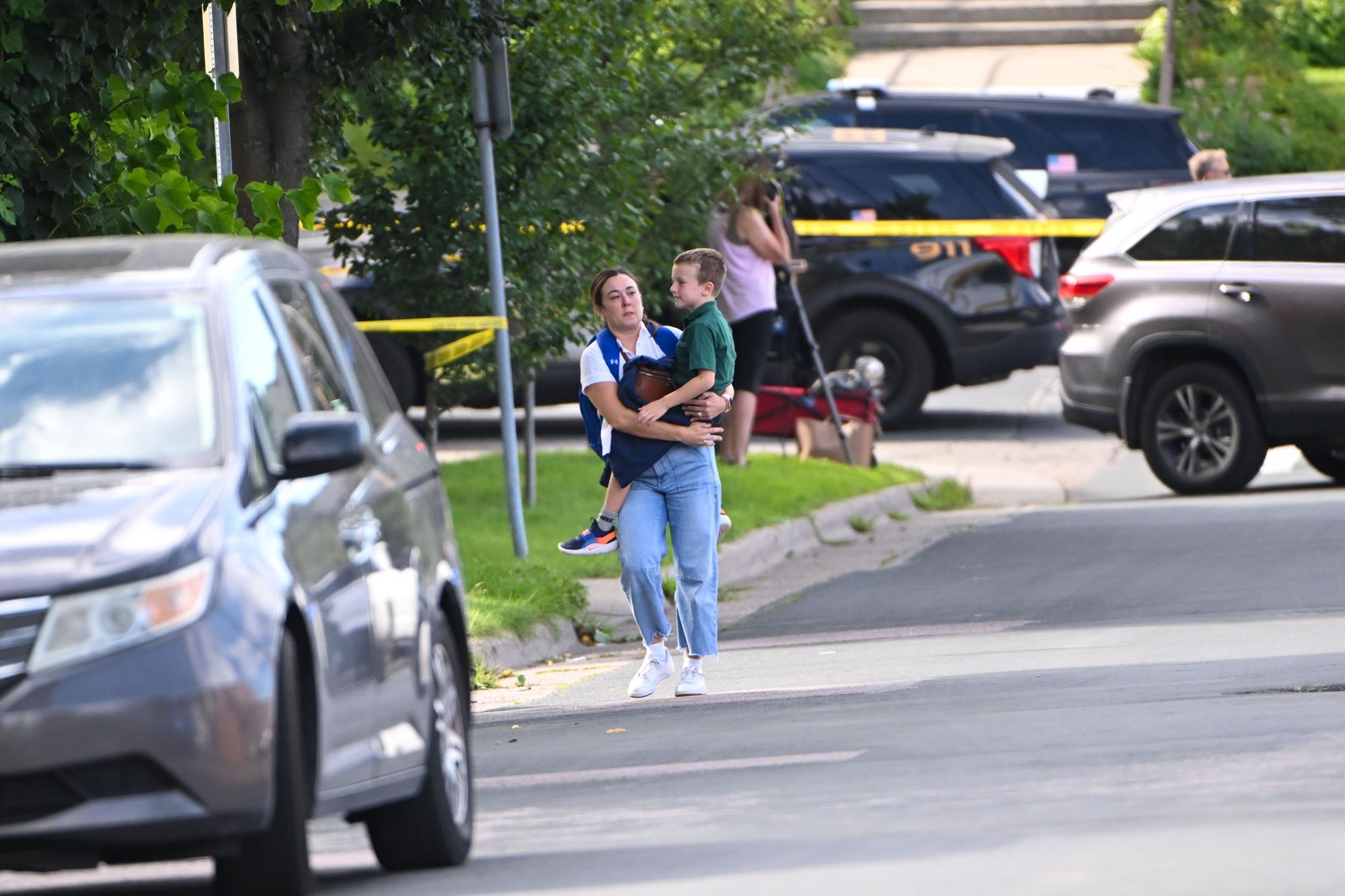 Tiroteo moral en una escuela católica en Minneapolis