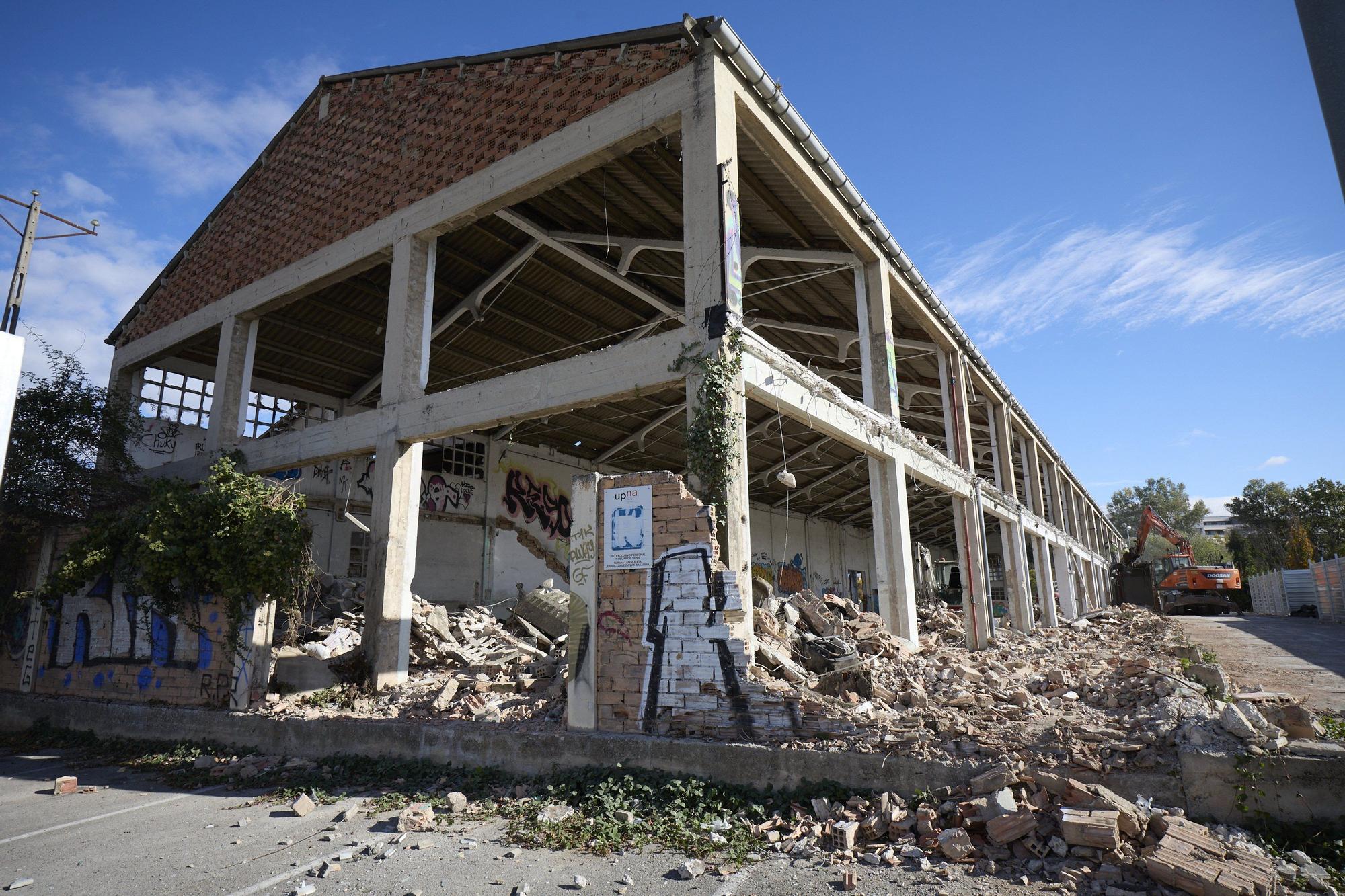 [FOTOS] Comienza el derribo de Transportes Iruña para construir el Building Arquitectura Institute