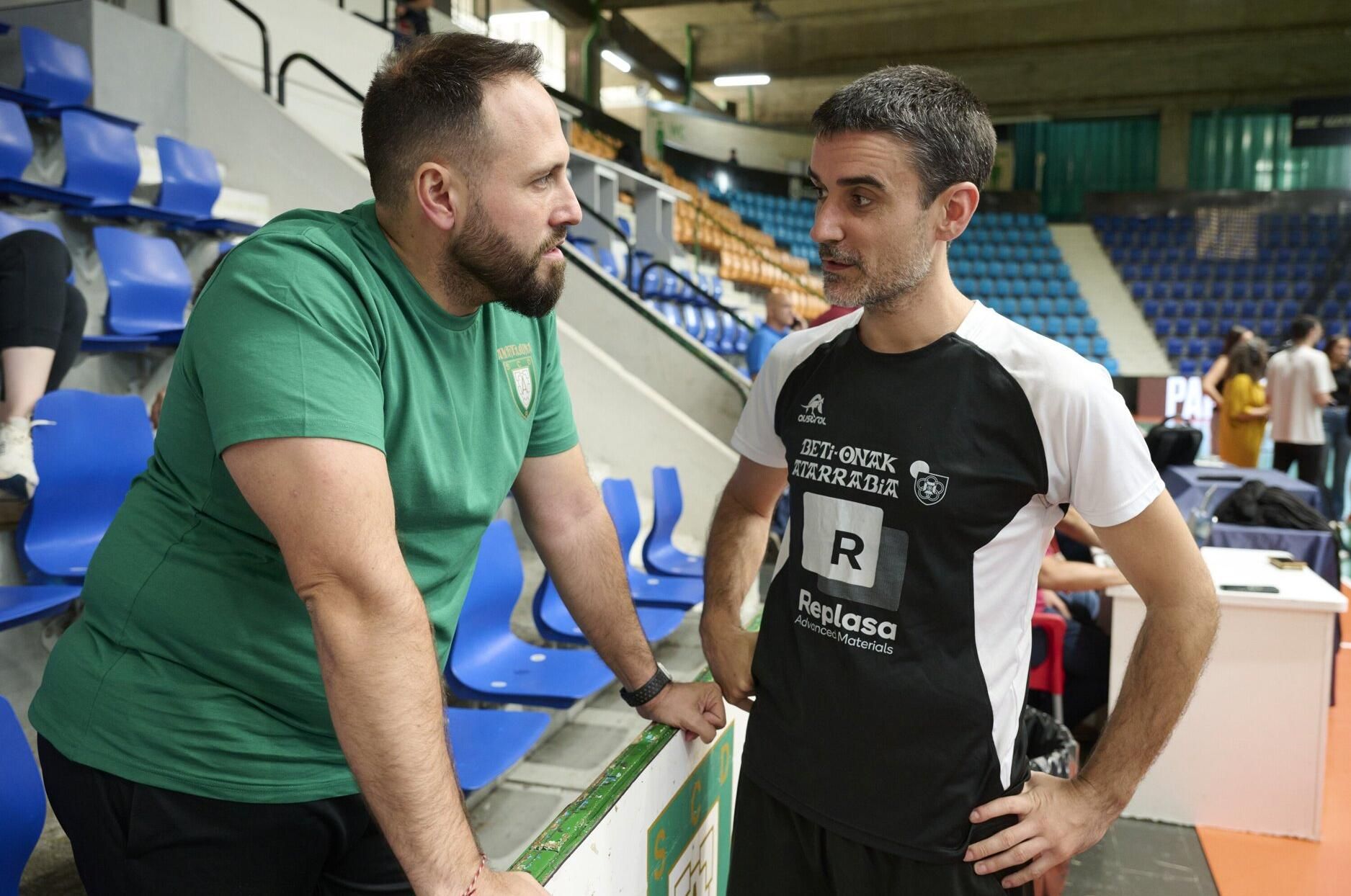 Miguel Etxeberria (d) habla con Nacho Moyano, entrenador de Anaitasuna. Ambos son seleccionadores en categorías inferiores.