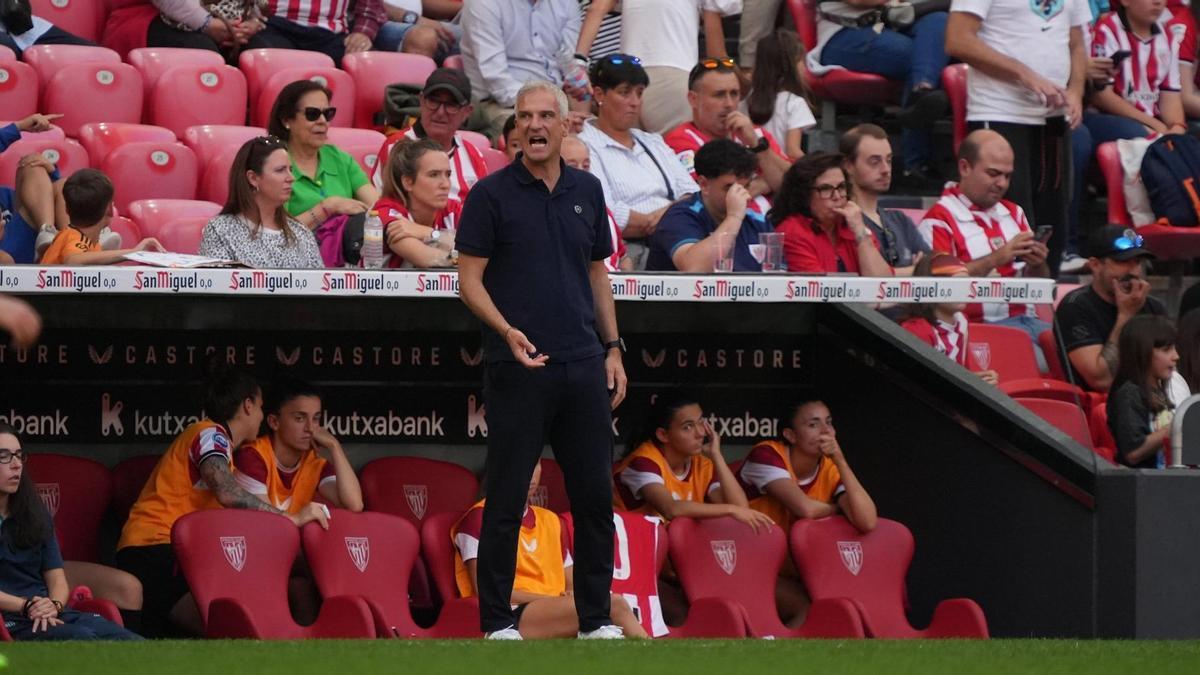 Javi Lerga da instrucciones a las suyas en el duelo ante el Real Madrid.