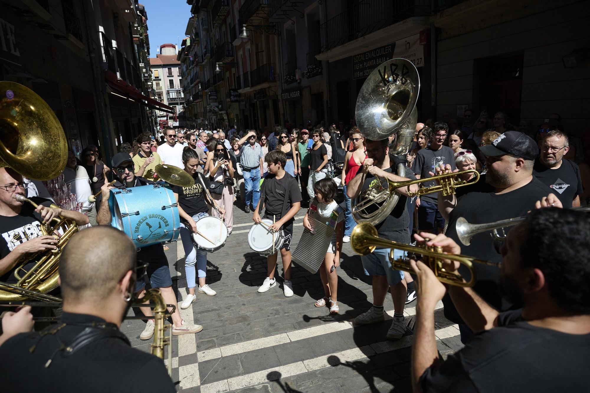 Fotos de la inauguración del bar Laba Elkartea en la Plaza del Castillo