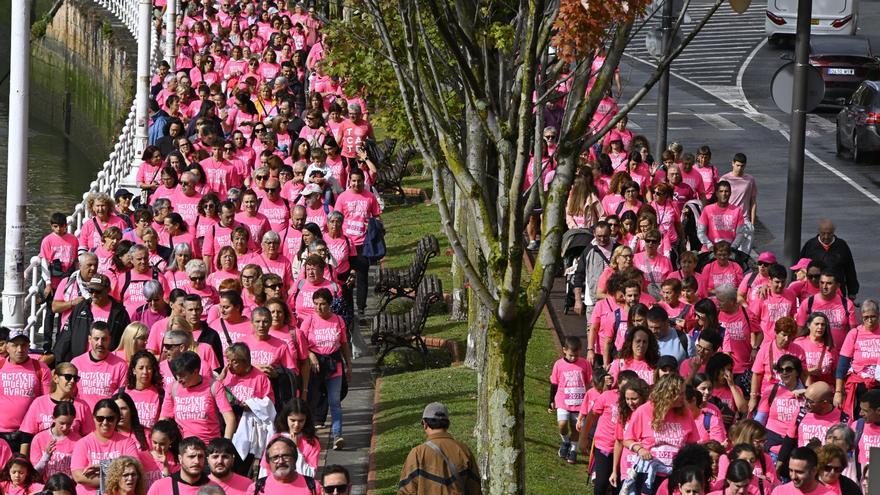 En imágenes: los paraguas tiñen la marea rosa de Bilbao