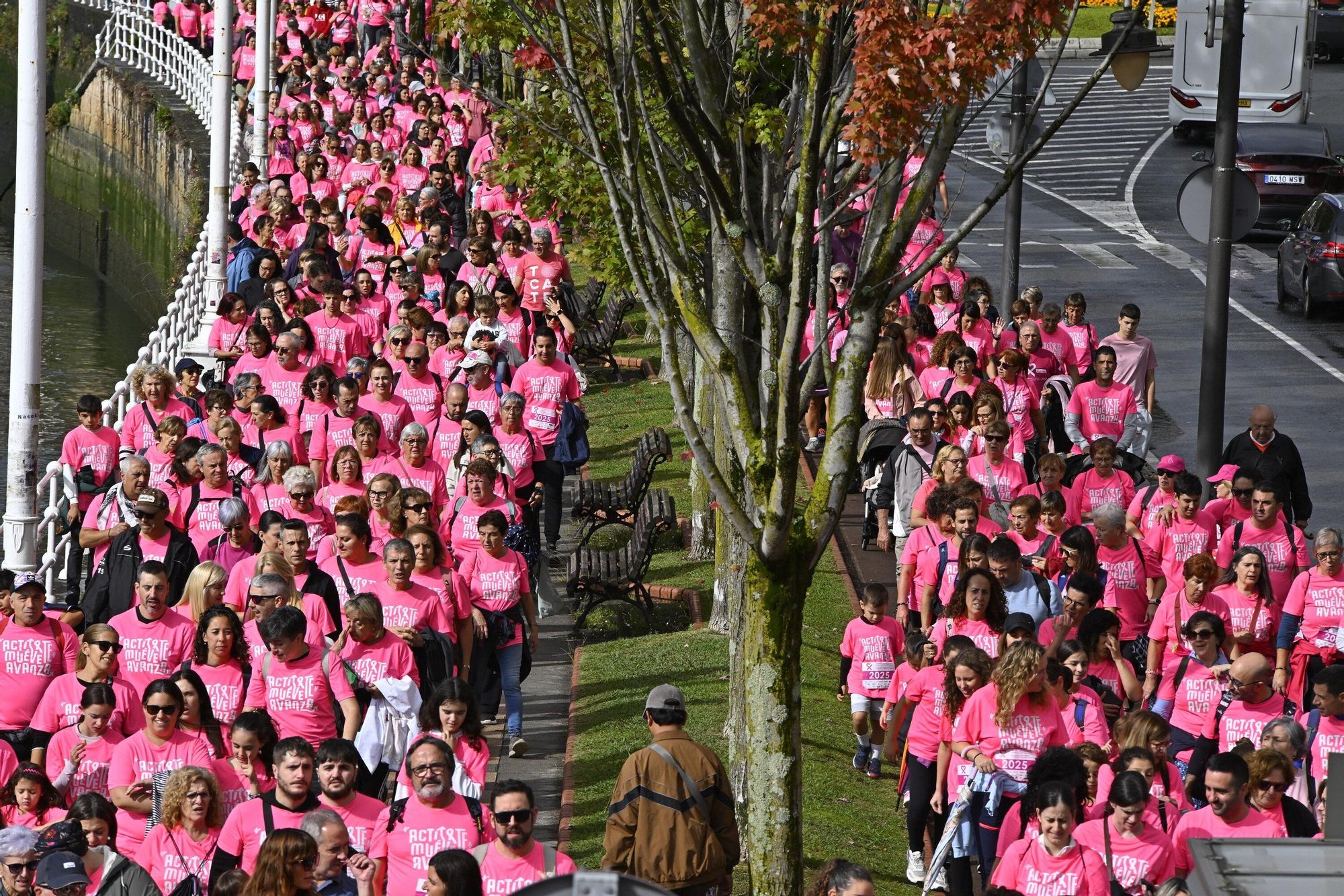 En imágenes: los paraguas tiñen la marea rosa de Bilbao