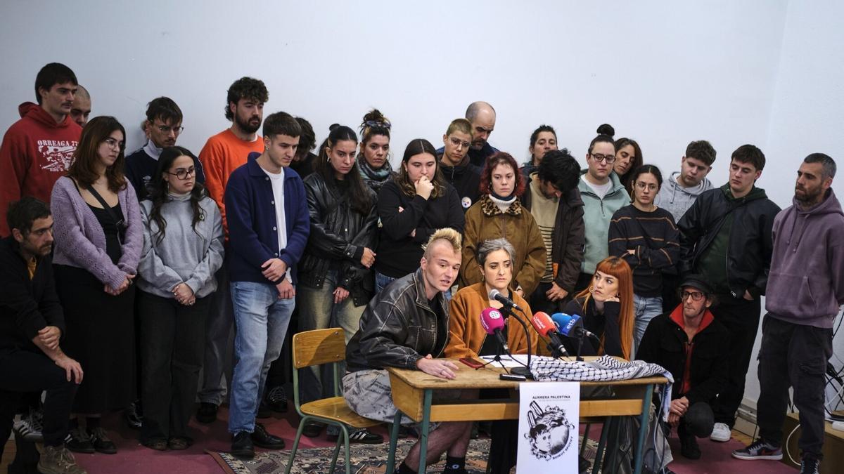 Numerosas/os músicas/os, en la presentación del boicot en Katakrak.