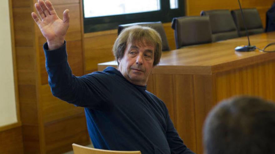 El atracador conocido como &quot;el Solitario&quot;, Jaime Jimenez Arbe, saluda al inicio del juicio que se sigue contra él en la Audiencia de Castellón.