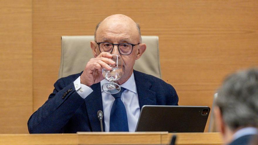 El juez prorroga el &#039;caso Montoro&#039; hasta enero de 2026 para interrogar al exministro y al resto de investigados
