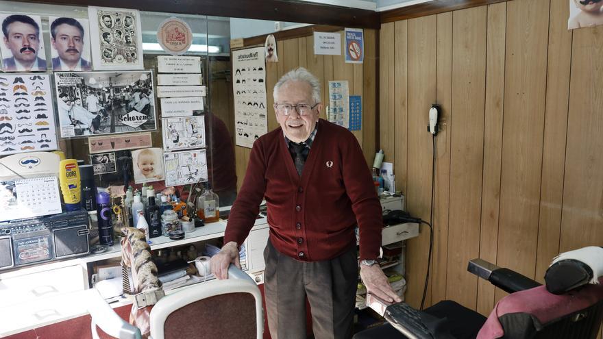 Ramón, el barbero de 89 años que lleva abriendo su barbería desde 1943: "Me ayuda a vivir"