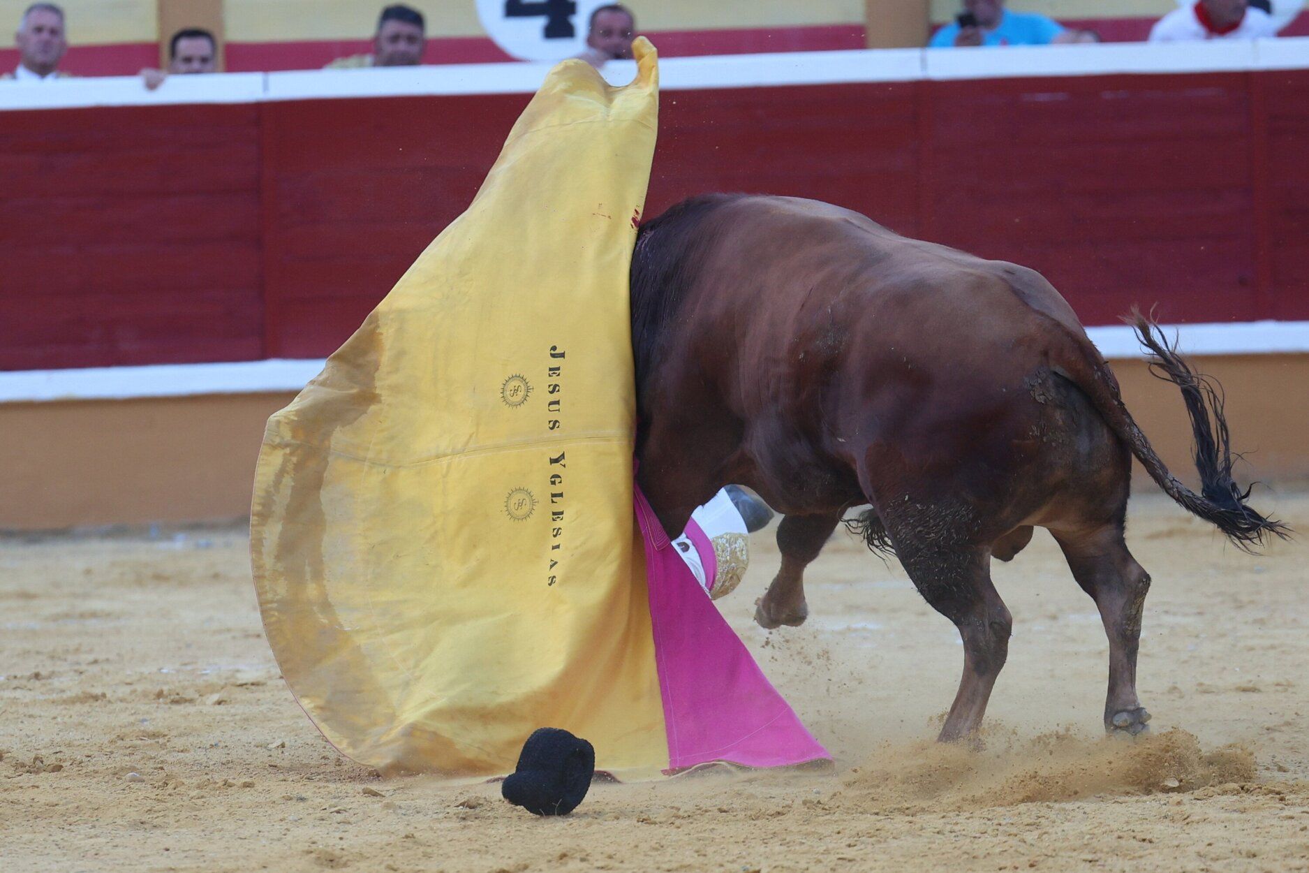 Imágenes del revolcón a Jesús Yglesias en la novillada de las fiestas de Tudela
