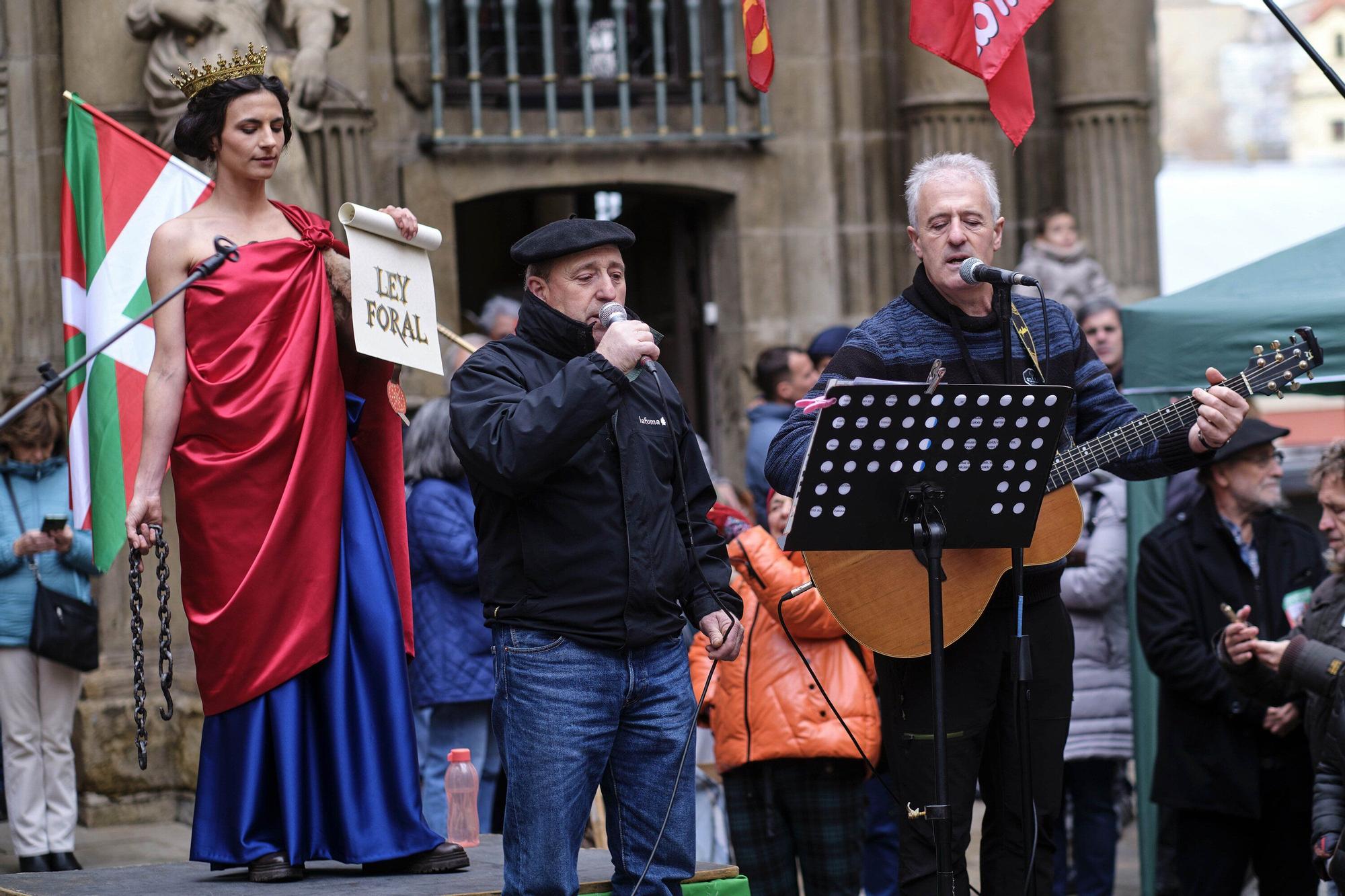 Fotos del homenaje a la estatua que corona el monumento que se erigió hace más de 100 años recordando la lucha popular en el Día de Navarra