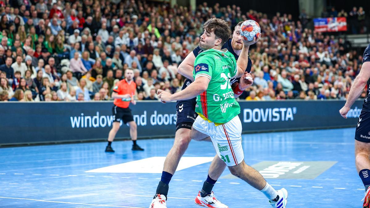 El capitán del Irudek Bidasoa Irun, Gorka Nieto, en el partido ante Flensburg en el Campushalle