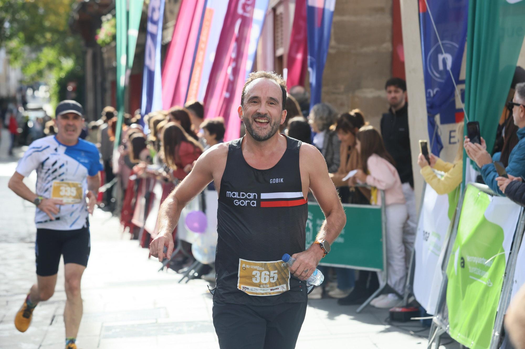 En imágenes: Miles de personas participan en La Conquista de la Almendra