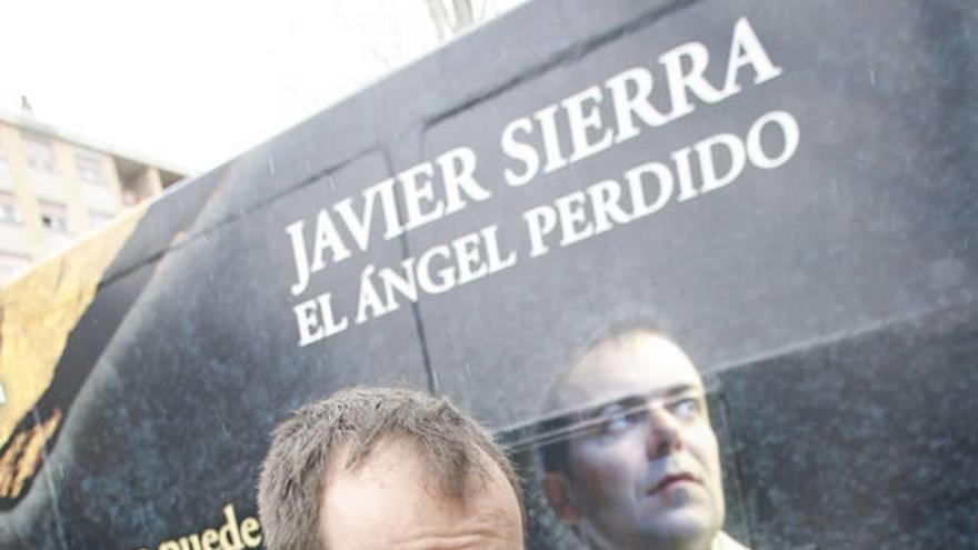 Javier Sierra, junto al autobús promocional.