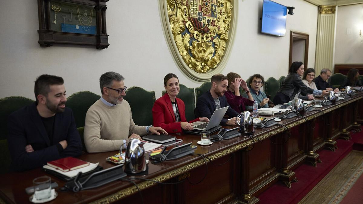 Los concejales socialistas, junto a Txema Mauleón (Contigo) en el pleno.