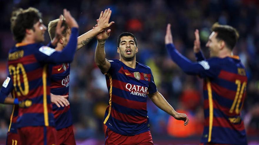 Un póker de Suárez mantiene líder al Barça