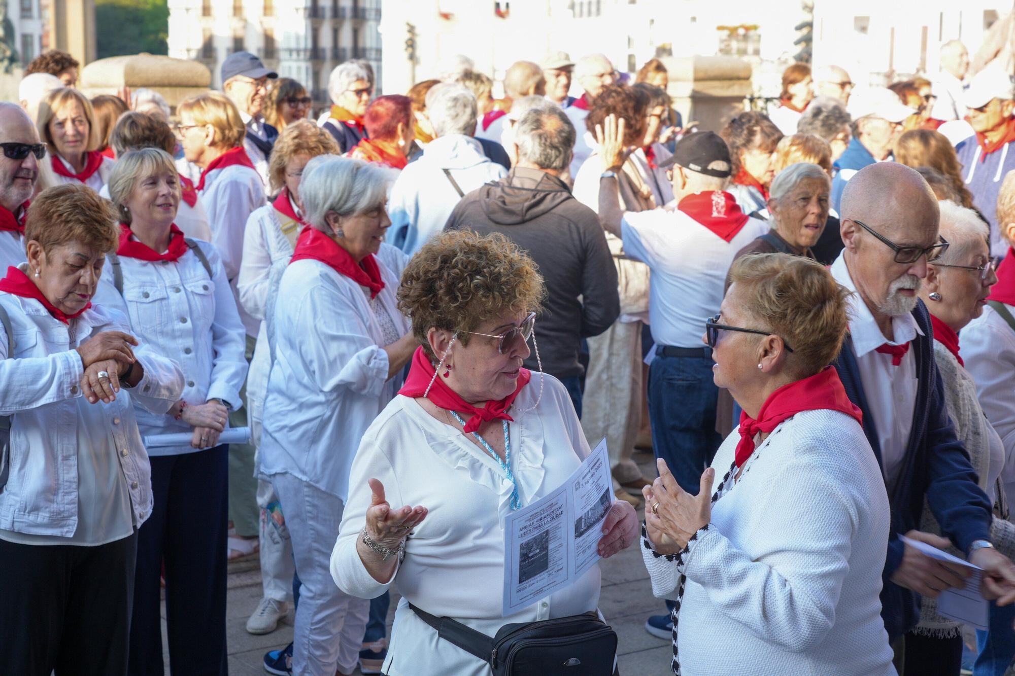 En imágenes: Los auroros despiertan a Vitoria con sus canciones