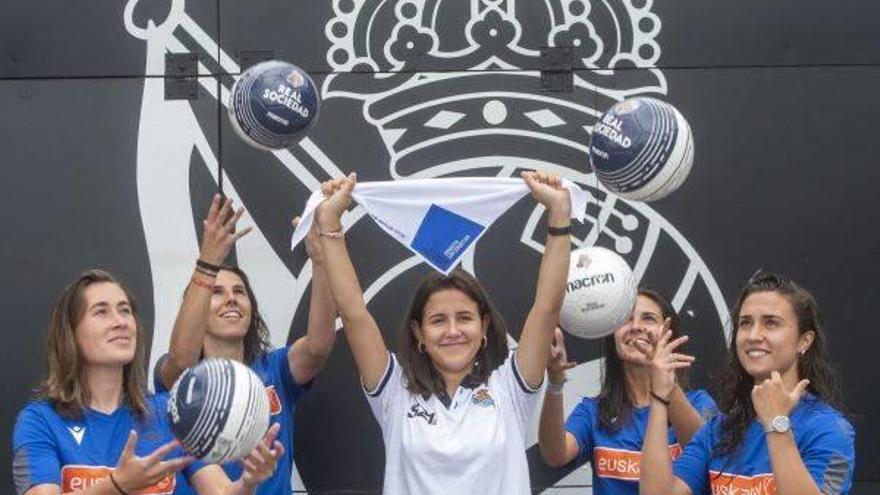 Realeko hockey eta futbol taldeko neskek abestuko dute ‘Artillero&#039; gaur arratsaldean