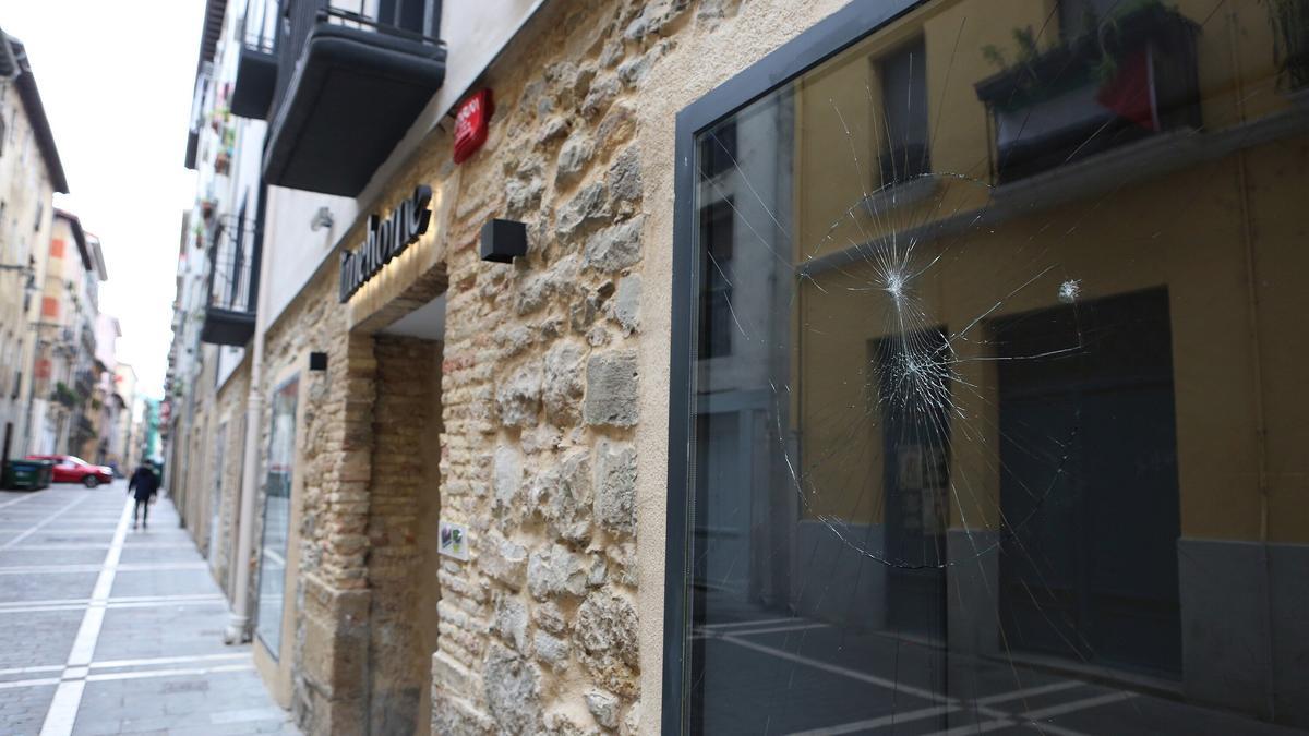 Aspecto del apartamento tras el apedreamiento.