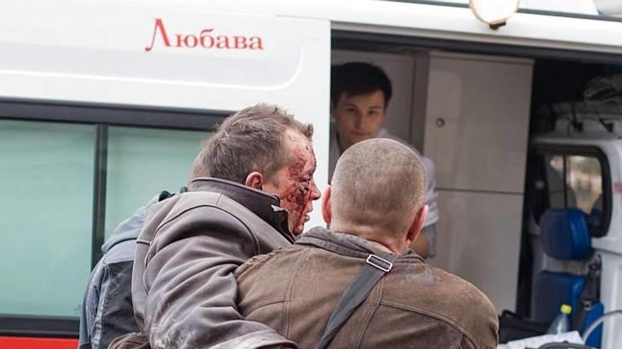 Varias personas ayudan a un herido en el metro de Minsk, en Bielorrusia.
