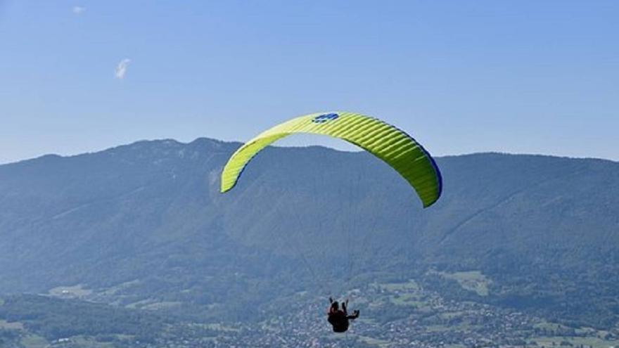 Fallece un hombre de 67 años al sufrir una caída cuando volaba con un parapente