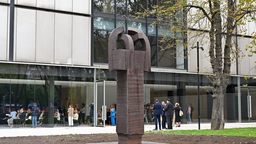 La monumental escultura &#039;Elogio del hierro III&#039; de Chillida vuelve a Bilbao