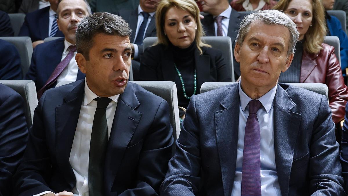 Feijóo (a la derecha) con Mazón, que asistirá al funeral de Estado por las víctimas de la dana en Valencia. Feijóo (a la derecha) con Mazón, que asistirá al funeral de Estado por las víctimas de la dana en Valencia.