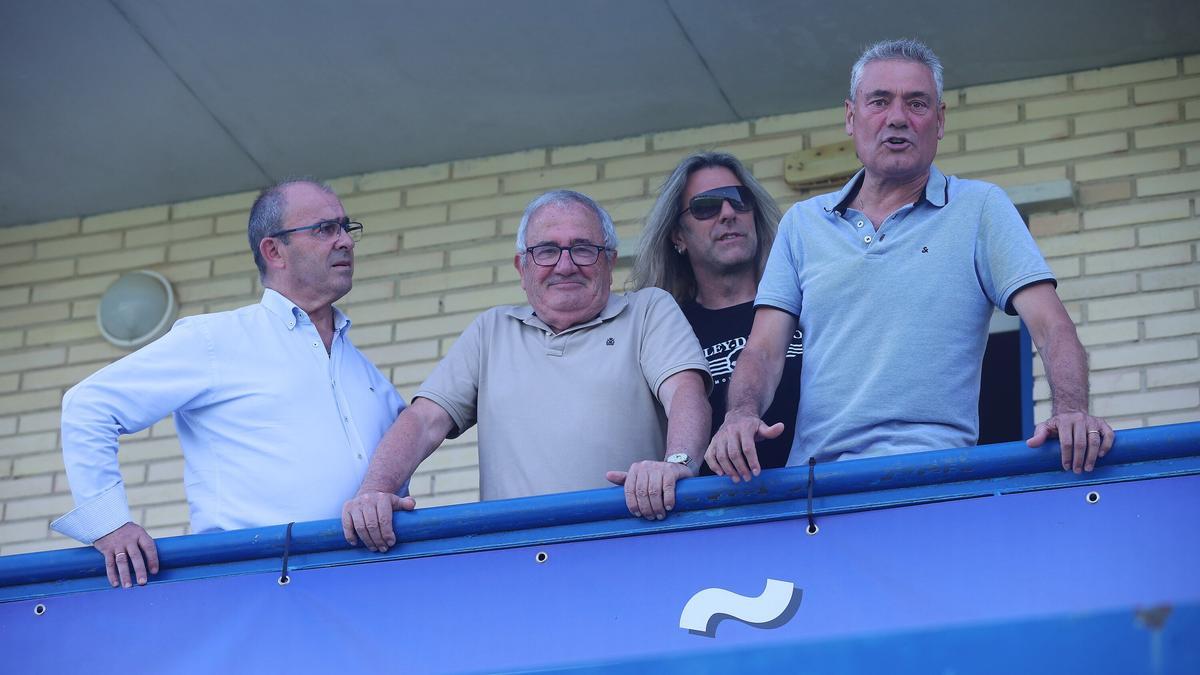 Luis Sabalza, en el palco del San Francisco de Tafalla, junto a los directivos Pérez de Zabalza, Muniáin y Burguete.