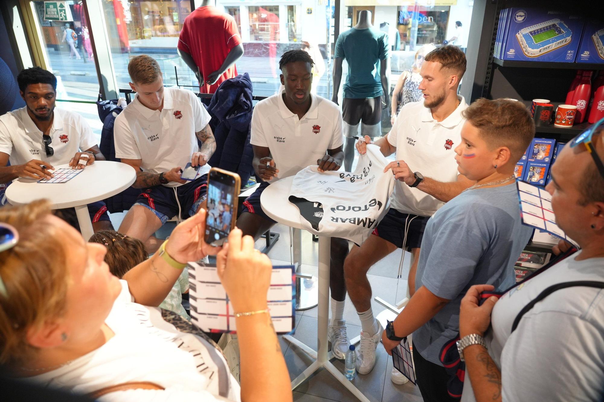 En imágenes: El Baskonia se da un baño de masas en la firma de autógrafos