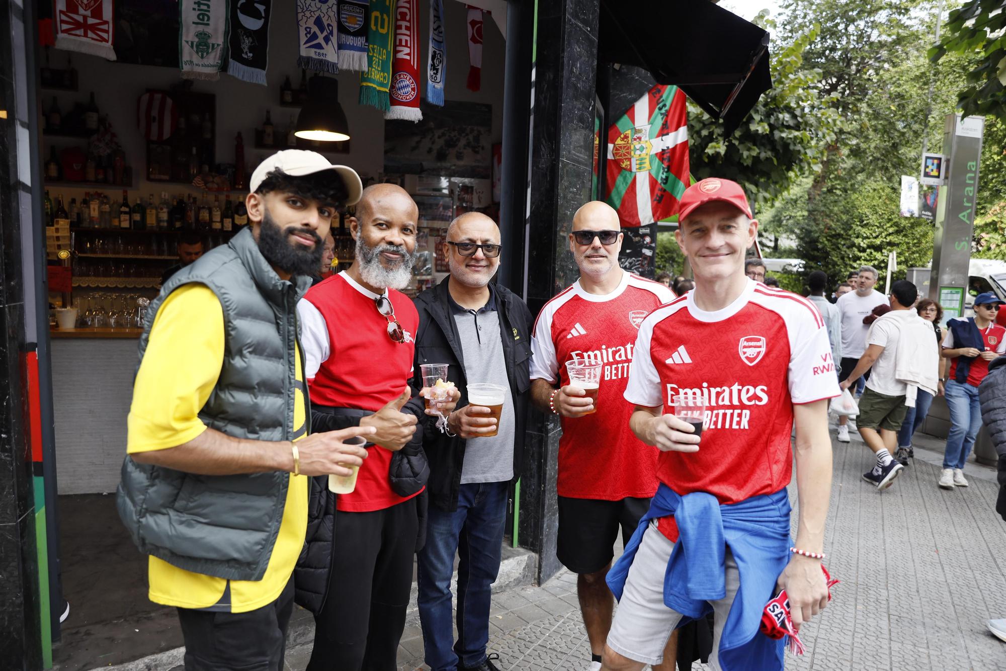 En imágenes: los aficionados del Arsenal y el Athletic calienta motores antes del primer partido de la Champions en San Mamés