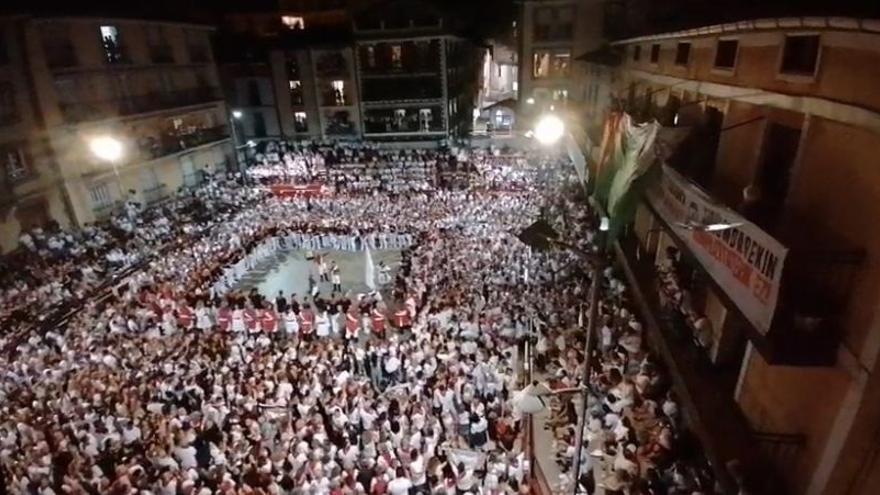 La tamborrada de Deba recuerda a Palestina