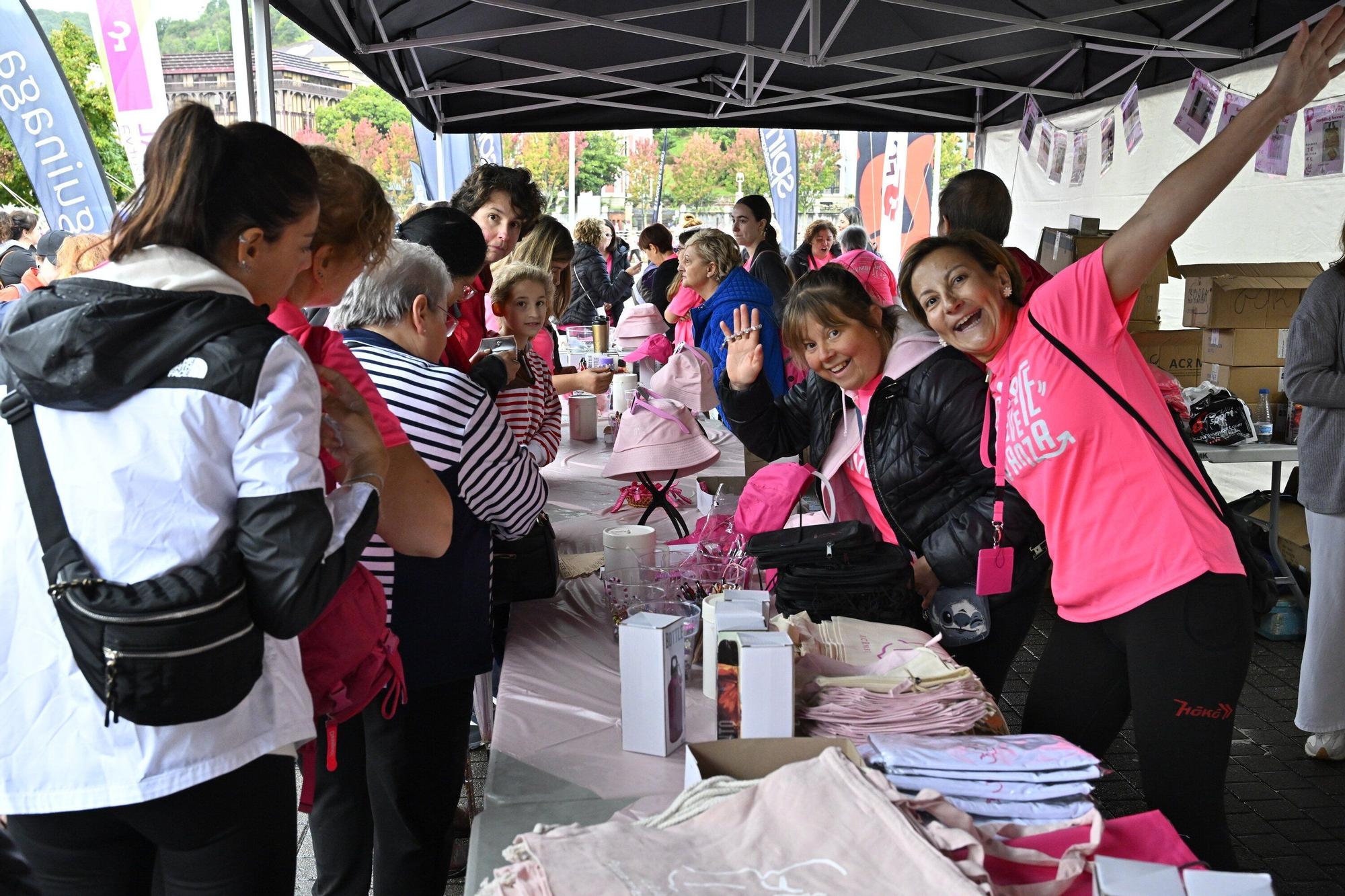 En imágenes: los paraguas tiñen la marea rosa de Bilbao