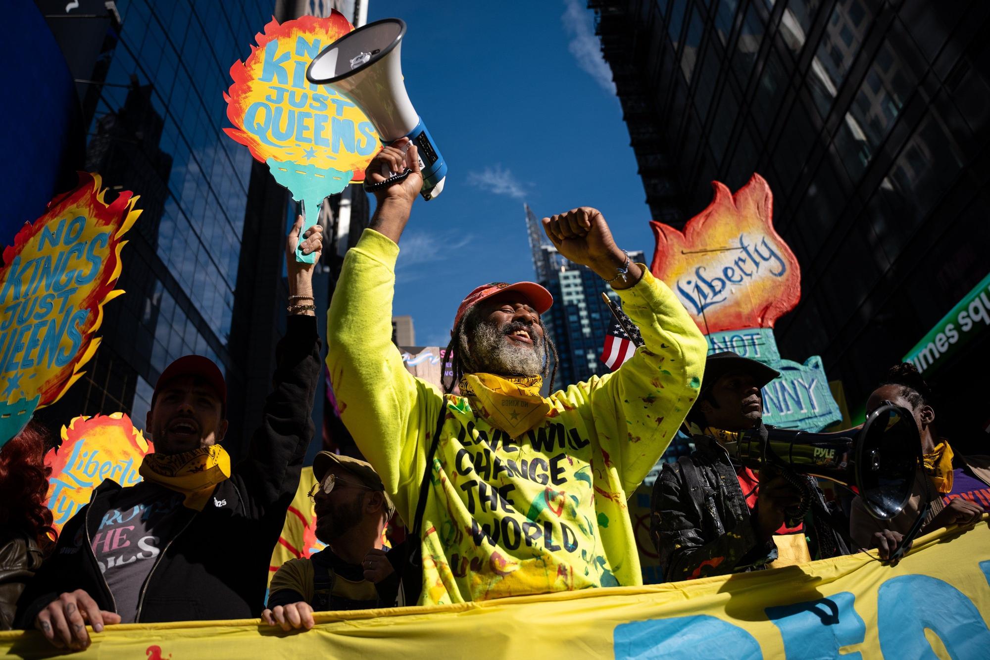 Miles de estadounidenses protestan contra Trump: "No queremos reyes"
