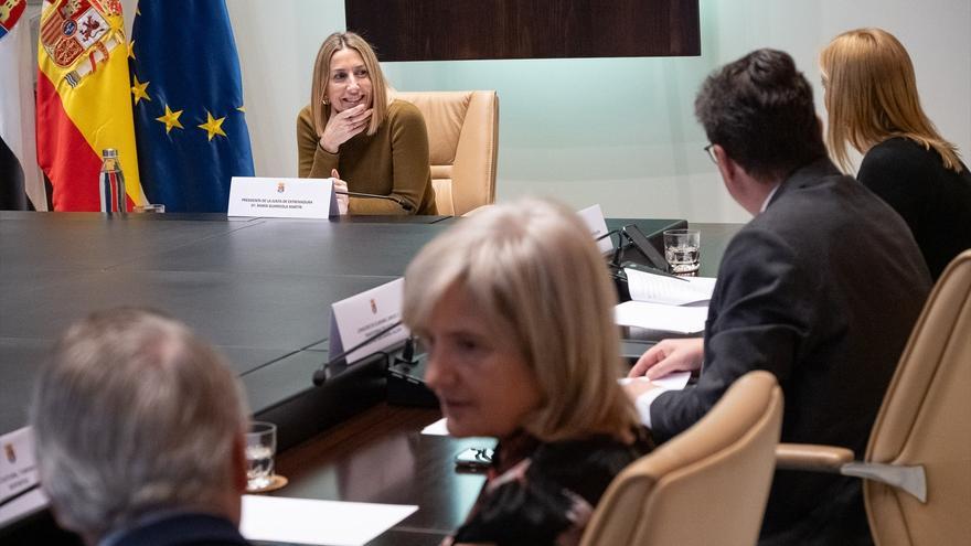 PP y Vox negocian en Extremadura "con absoluta sintonía", aunque descartan un acuerdo antes de Semana Santa