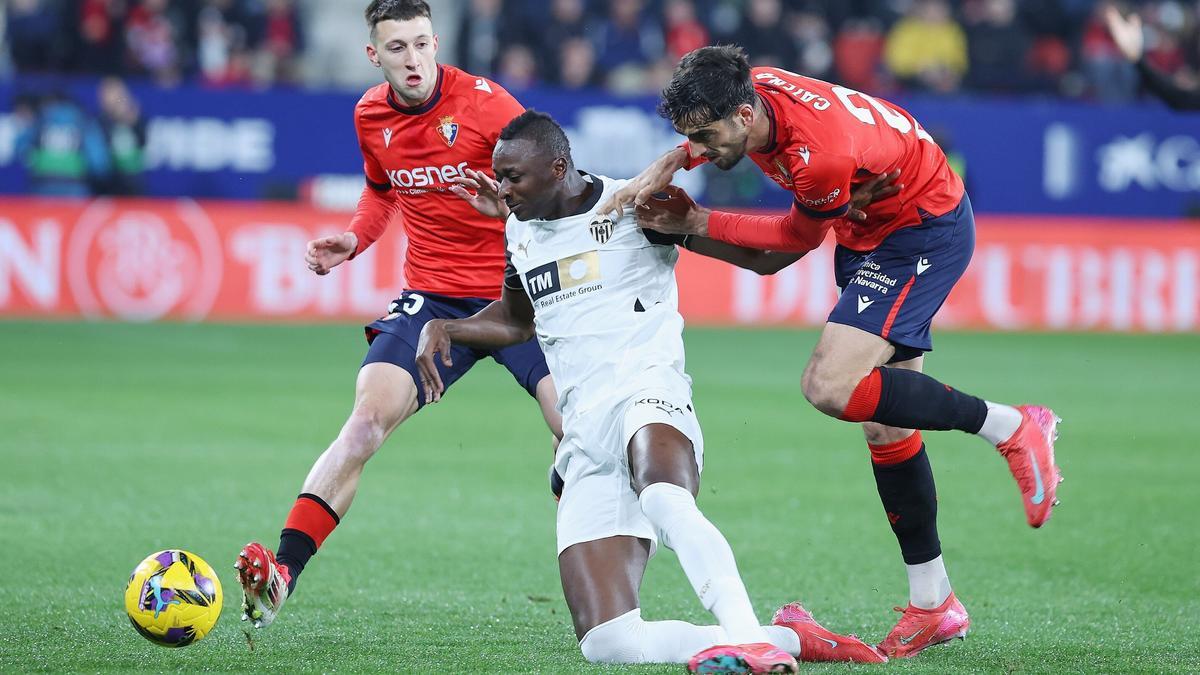 Bretones y Catena intentan frenar a Umar Sadiq en la última visita del Valencia a Osasuna.