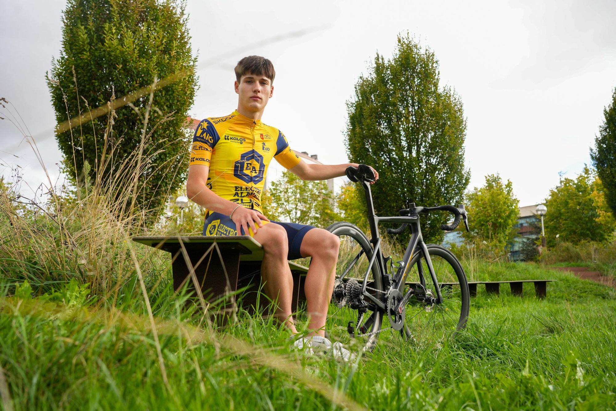 El ciclista alavés Jon Conejero posa durante una entrevista con DNA