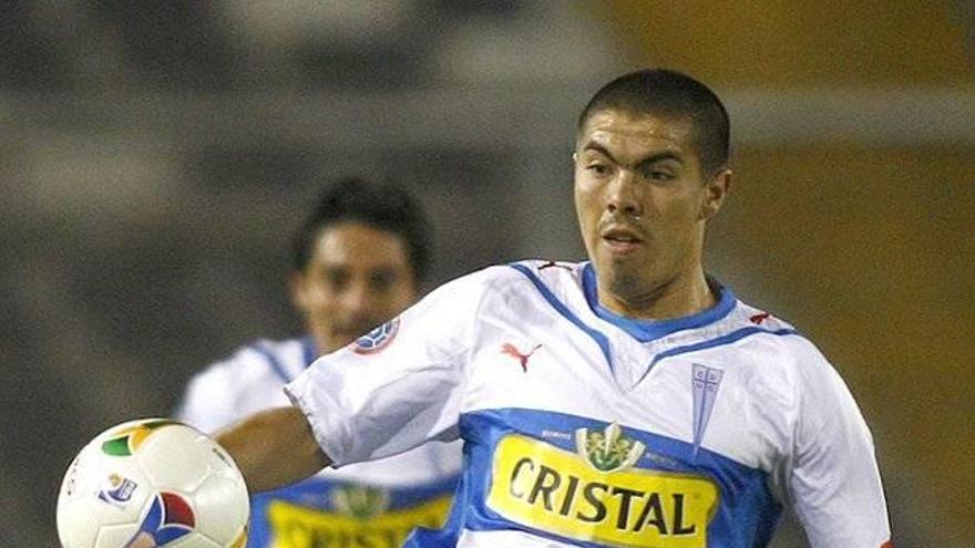 El &#039;Gato Silva&#039; con la camiseta del Universidad Católica de Chile, su exequipo.