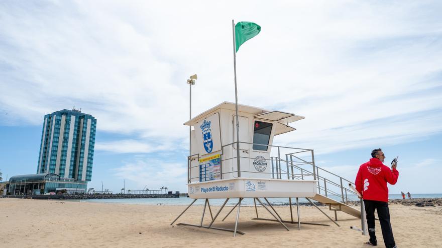 Rescatan ilesos a dos niños en un bote inflable arrastrado mar adentro en la una playa de Lanzarote