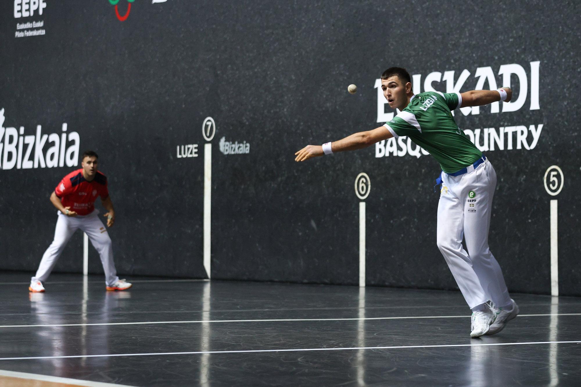 Óscar Lerena supera a Eñaut Lizeaga (Euskal Selekzioa) en el mano individual de la Liga de Naciones de 36 metros.