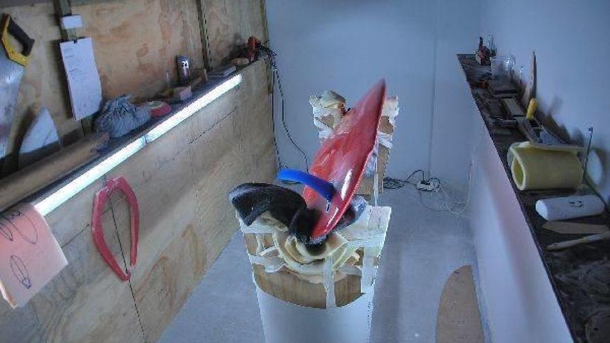 El espacio donde da forma al poliuretano, con luz flurescente para detectar imperfecciones.