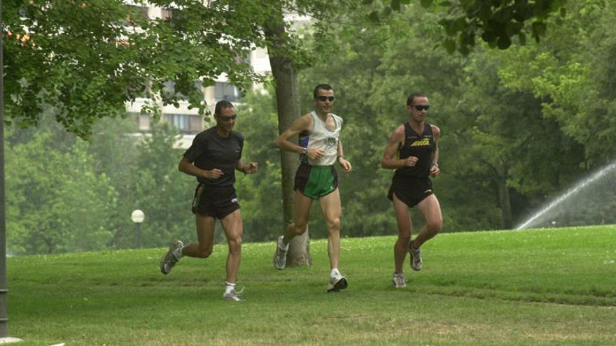 Personas haciendo footing en la Vuelta del Castillo.