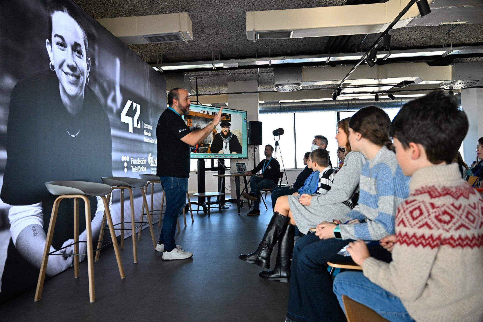 En imágenes: ‘hackeo’ al Olentzero vasco en el campus 42 Urduliz