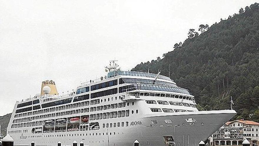 Un crucero de lujo llegando al puerto de Pasaia hace cuatro años.