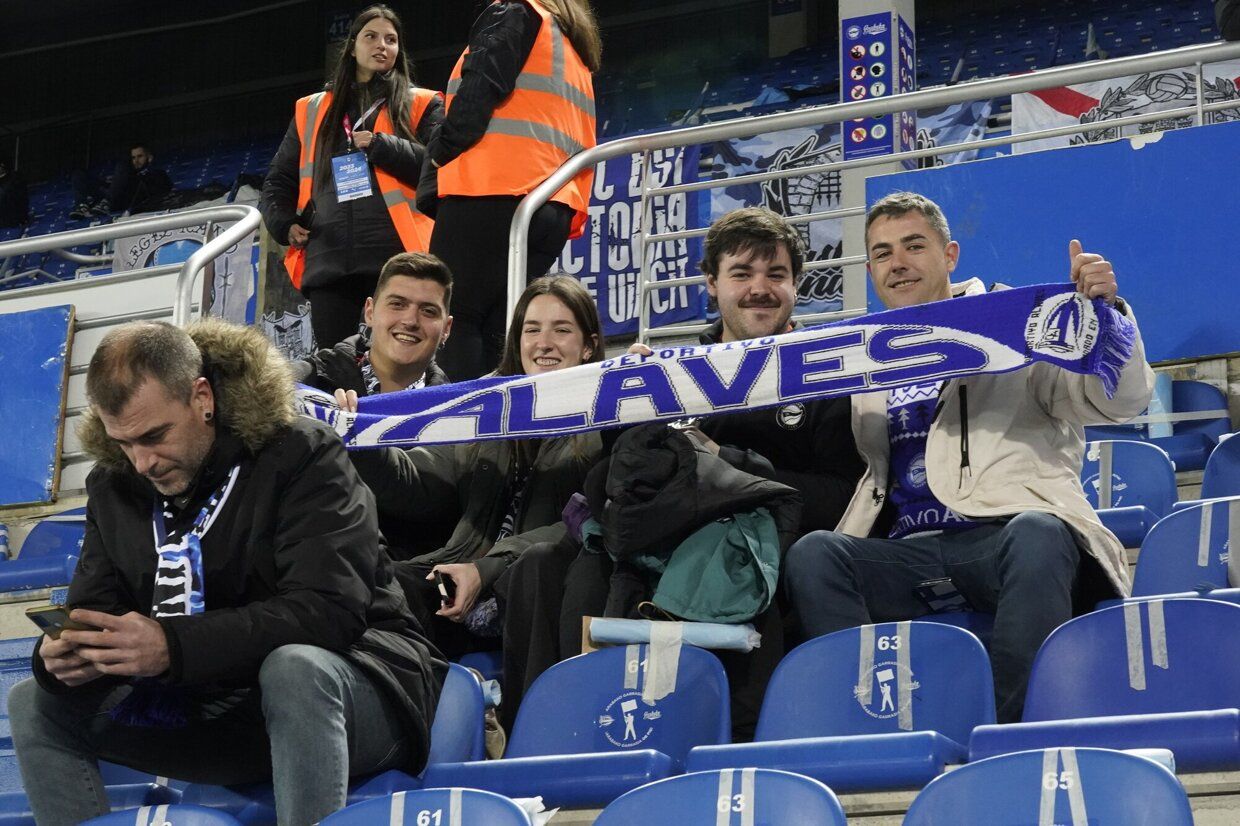 En imágenes: la afición del Alavés calienta motores en Mendizorroza frente al Real Madrid