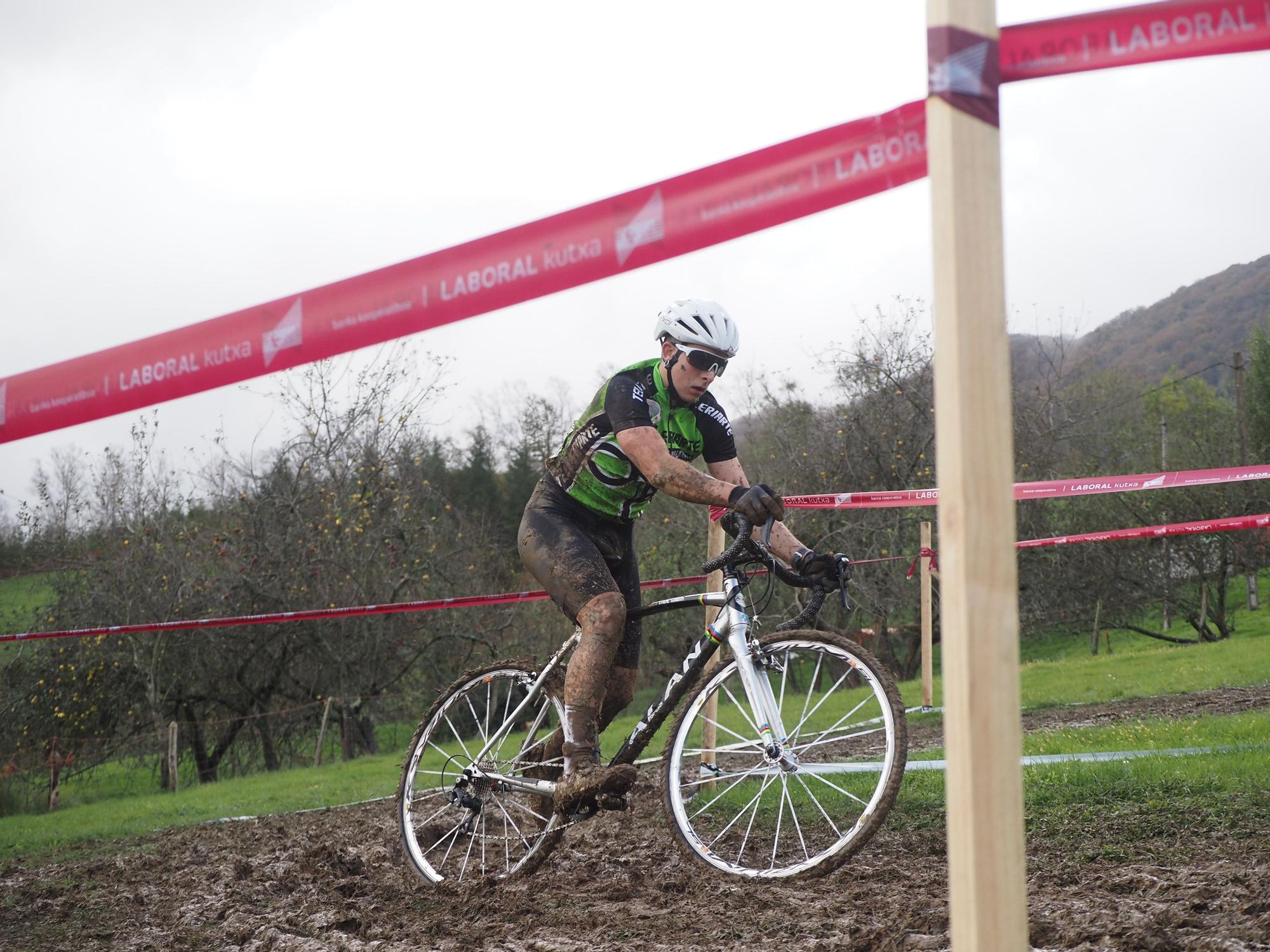 El barro se sumó al espectáculo de ciclocross en Elgoibar