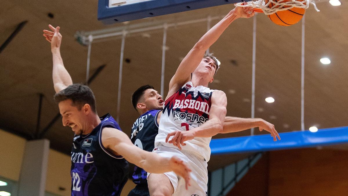 Stefan Joksimovic realiza un mate en la Euskal Kopa frente al Bilbao Basket.