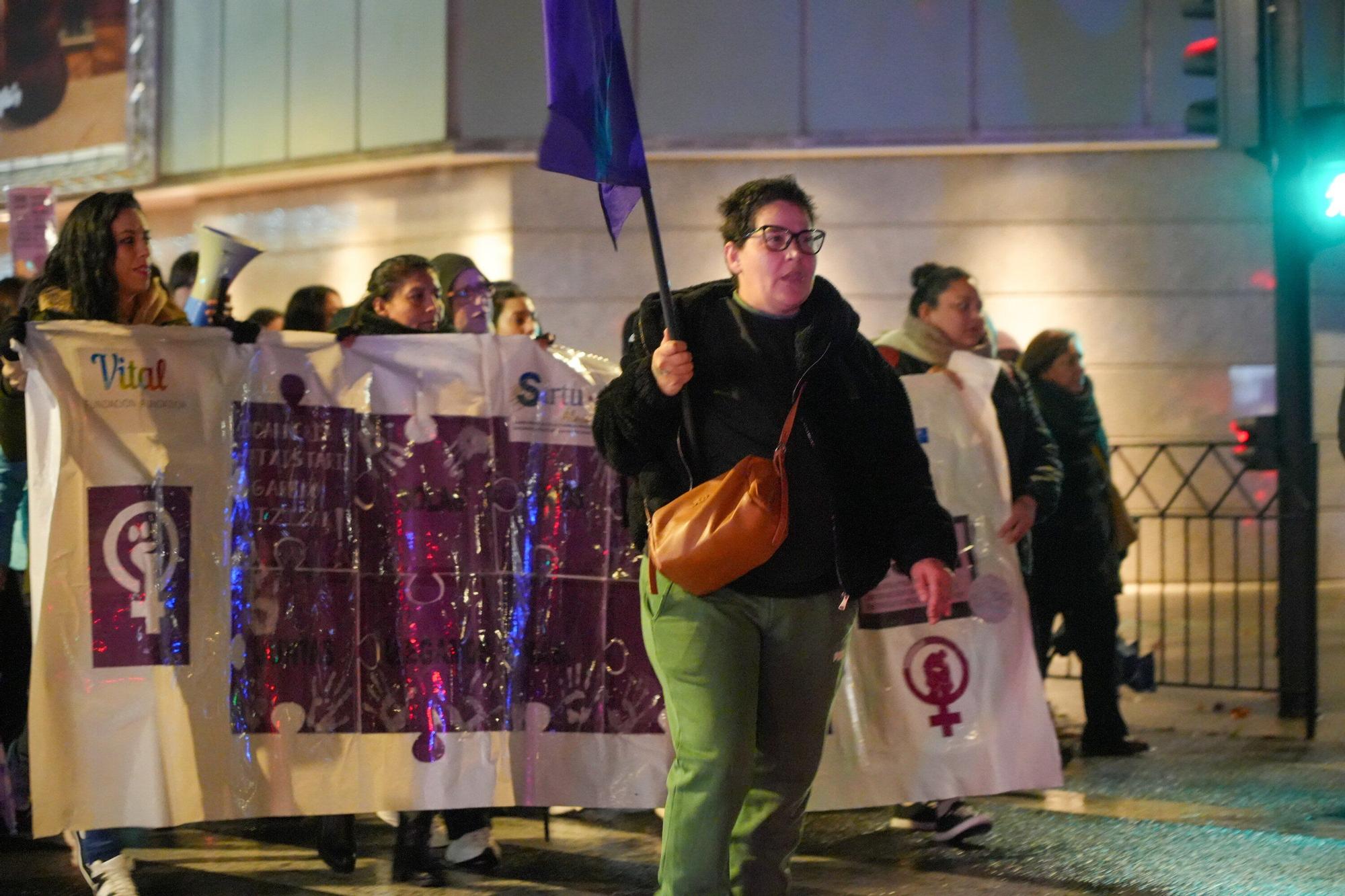 En imágenes: El Movimiento Feminista de Euskal Herria marcha por Vitoria el 25N